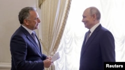 Посланець президента США Стів Віткофф і президент Росії Володимир Путін під час зустрічі в Санкт-Петербурзі, РФ, 21 жовтня 2026 року