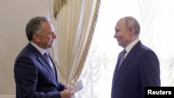 ԱՄՆ նախագահի հատուկ բանագնաց Սթիվ Ուիթքոֆը (ձախից) և Ռուսաստանի նախագահ Վլադիմիր Պուտինը, 21-ը հոկտեմբերի, 2026թ., Սանկտ Պետերբուրգ
