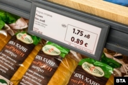  В някои супермаркети в България към този момент е въведено двойно обозначаване на цените в евро и в левове. 