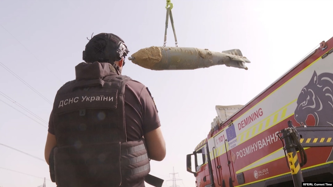 Geniști ucraineni îndepărtează o bombă planor de 500 de kilograme. O firmă chineză cu o fabrică în California a livrat Rusiei electronice supuse sancțiunilor, inclusiv o componentă găsită într-un sistem de ghidare utilizat de bombele planor rusești lansate împotriva Ucrainei.