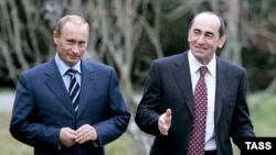 Russia - Russian President Vladimir Putin (L) and Armenian President Robert Kocharian walk at the Bocharov Ruchei summer retreat, 24Jan2007.