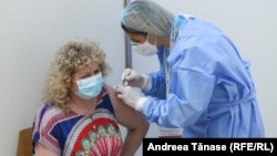 Pentru a putea beneficia de a treia doză de vaccin trebuie să fi trecut minimum șase luni de la primirea celei de-a doua.