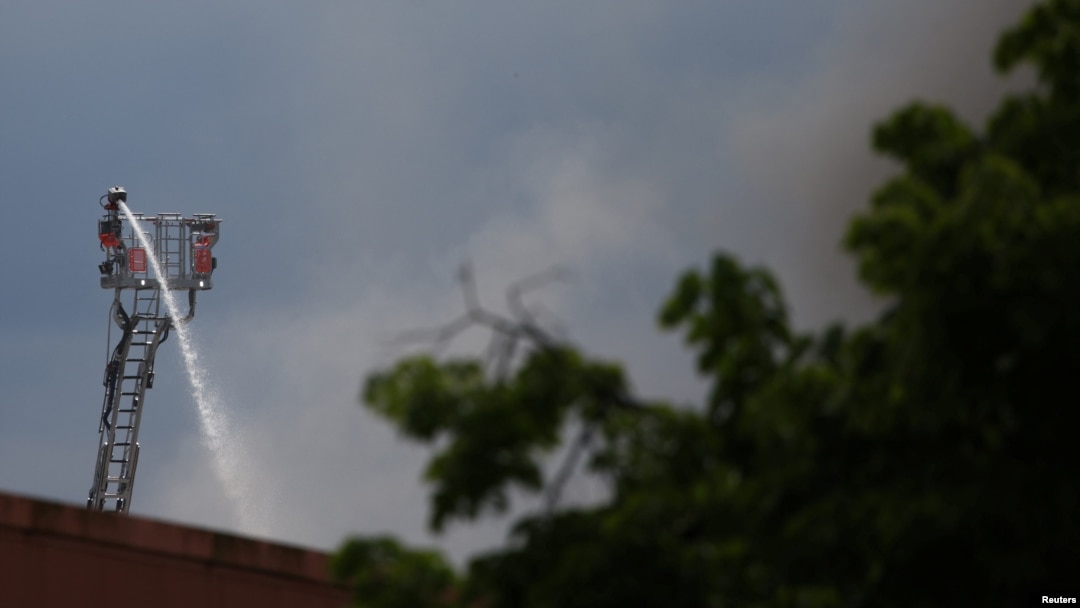 Pompierii folosesc o unitate de stingere cu telecomandă după ce un incendiu a izbucnit la o fabrică de metale din Berlin