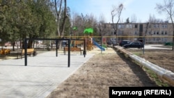 Двор после реконструкции в рамках программы «Формирование современной городской среды», Керчь, 10 марта 2021 года