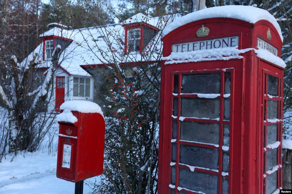 Bora mbulon një kabinë telefoni në Skoci, më 5 janar 2026.