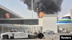 Fum și flăcări se ridică deasupra aeroportului Regele Khalid din Riad, Arabia Saudită, după atacul revendicat de rebelii houthi din Yemen, susținuți de Iran, 8 octombrie 2026.