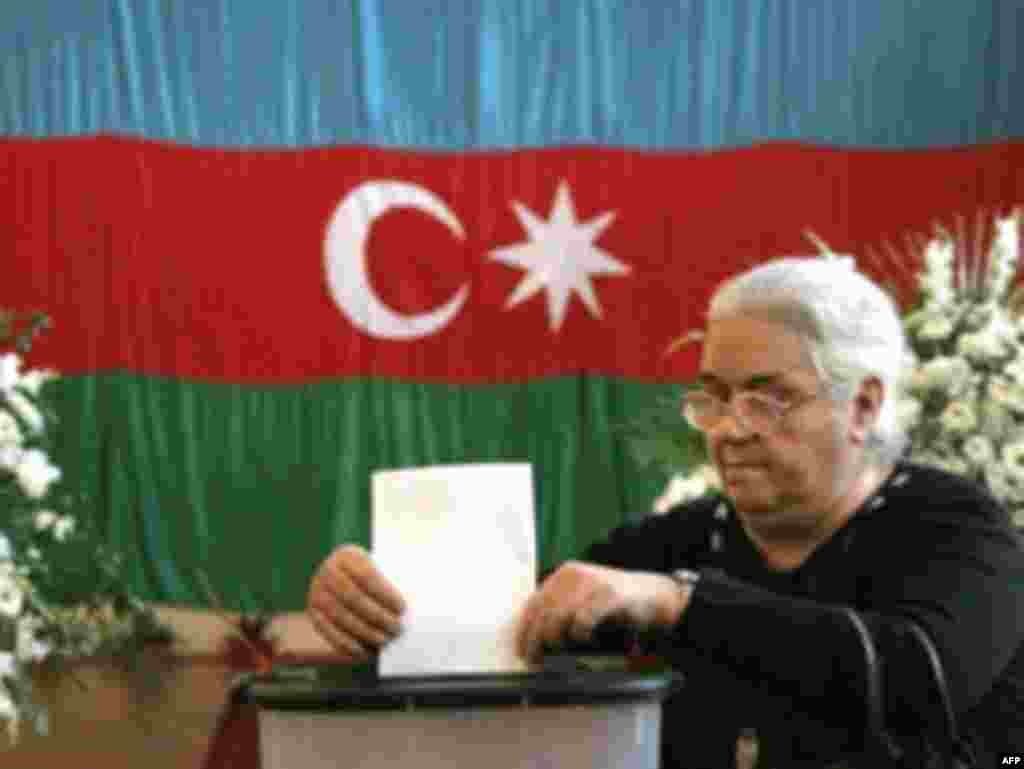 AZERBAIJAN, Baku : An elderly Azeri woman places her ballot in the voting urn for the nation's presidential election in Baku on October 15, 2008. Ex-Soviet Azerbaijan voted in a presidential election