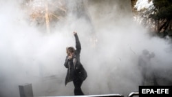 Iranian students clash with riot police during an anti-government protests around the Tehran University in Tehran, Iran, 30 December 2017