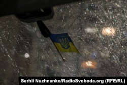 Переднє скло автівки після обстрілу Києва дронами та ракетами. Дарницький район, Київ, 9 січня 2026 року