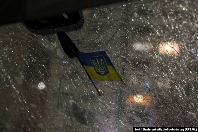Переднє скло автівки після обстрілу Києва дронами та ракетами. Дарницький район, Київ, 9 січня 2026 року