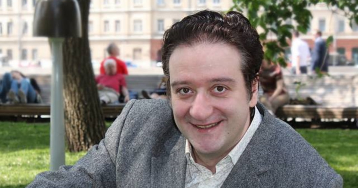 Қыз емшегін жалайды