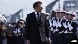 Președintele Franței, Emmanuel Macron, inspectează trupele în timpul vizitei sale la baza navală a submarinelor nucleare din Ile Longue, Crozon, nord-vestul Franței, pe 2 martie 2026.