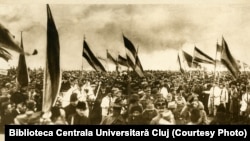 1 Decembrie 1918 - data la care, la Alba Iulia, Consiliul National Român a declarat Unirea Transilvaniei cu România. Fotografiile originale, care ilustrează Marea Unire, se găsesc la Biblioteca Centrală Universitară din Cluj-Napoca. 