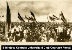 1 Decembrie 1918 la Alba Iulia. În urma plebiscitului organizat de Consiliul Național Român, acesta a proclamat Unirea Transilvaniei cu Regatul României. Una din cele numai cinci fotografii originale ale evenimentului.