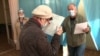 Избиратель читает фамилии в бюллетене, Бахмут, иллюстративное фото
