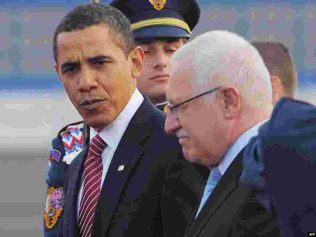 Barak Obama i Vaclav Klaus - Predsednika SAD Baraka Obamu u ceremoniji dobrodošlice dočekao je između ostalih predsednik Češke Republike Vaclav Klaus (Prag 04. april 2009). Obama je u Prag stigao odmah posle jubilarnog samita NATO-a u Strazburu, gde je za novog generalnog sekretara NATO-a imenovan danski premijer Anders Fog Rasmusen.