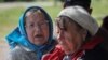 Dy gra në mesin e qindra banorëve që u evakuuan nga rajoni i Harkivit në Ukrainë, si pasojë e sulmeve të pareshtura ruse, 10 maj 2024.