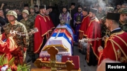 Младич, який помер 27 серпня у віці 84 років у Гаазі, відбуваючи довічне ув’язнення за геноцид і злочини проти людяності, був похований у церкві Святого Луки в столиці Сербії