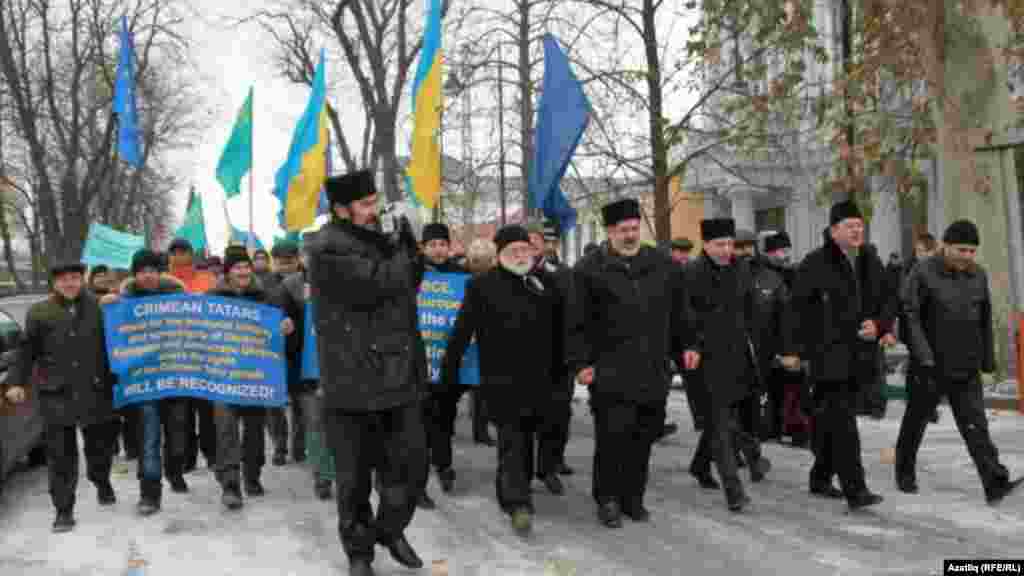 Митингта катнашучылар Акмәчет урамнары буйлап үзәк мәйданнан Кырым Югары Радасына кадәр йөреш оештырдылар