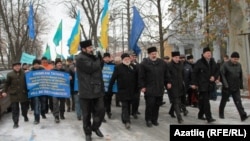 Митингтан соң анда катнашучылар Акмәчәт урамнары буйлап йөреш оештырды