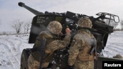 Ukrainian service members hold drills in the Kherson region on January 28 amid intensifying tensions on their country's border with Russia