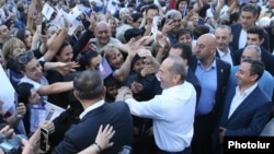 Armenia - Former President Robert Kocharian shakes hands with supporters during an election campaign rally in Yerevan's Nor Nork district, June 9, 2021.