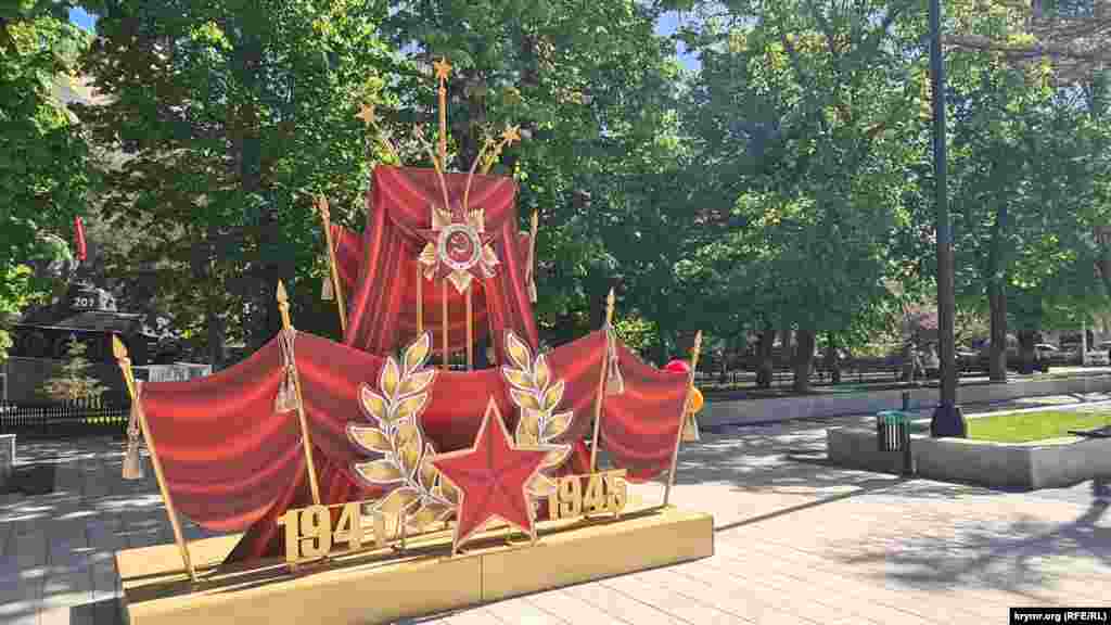 Тематическая инсталляция к 9 мая на площади у здания крымского парламента