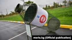 Бөтөлкө формасындагы инсталляциялык урна.