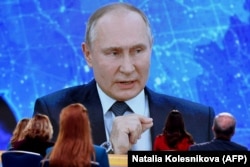 Журналистер Владимир Путиннің баспасөз мәслихатына видео конференция арқылы қатысып отыр. 17 желтоқсан 2020 жыл.