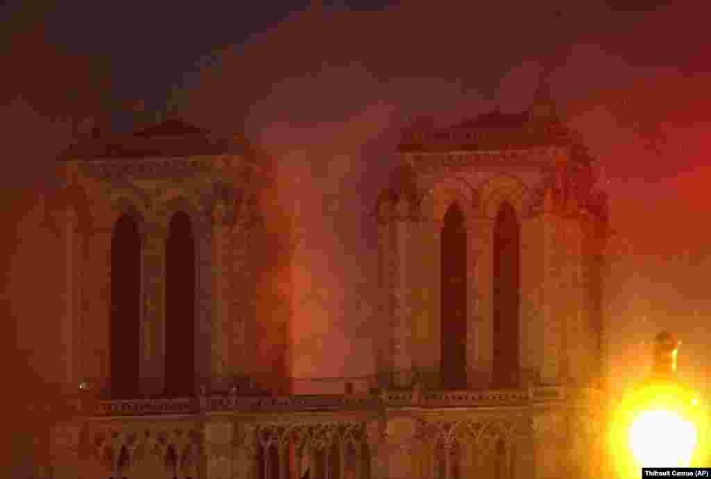 آتش&zwnj;سوزی در کلیسای نوتردام در غروب روز دوشنبه ۲۶ فروردین آغاز شد. واقعه&zwnj;ای که خیلی زود جای خود را در صدر خبرهای رسانه&zwnj;های جهانی پیدا کرد. تصور می&zwnj;رود آغاز حریق به طرح گسترده مرمت آن مربوط می&zwnj;شود.&nbsp; 