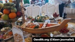Тошкентда тўй базмида ёзилган дастурхон (иллюстратив сурат)