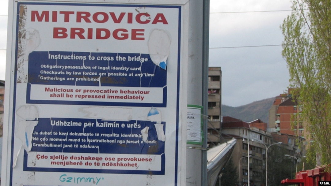 Kosovska Mitrovica, natpis na mostu koji deli grad na srpski i albanski, Foto: Ricki Green. 
