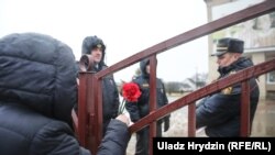 Што адбывалася ў Стоўпцах пасьля нападу школьніка на настаўніцу і вучняў. Фотагалерэя