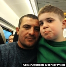 დაჩი მამასთან ერთად მატარებელში - გზად ზინგენიდან ფრაიბურგისკენ. 24 აპრილი, 2026 წელი