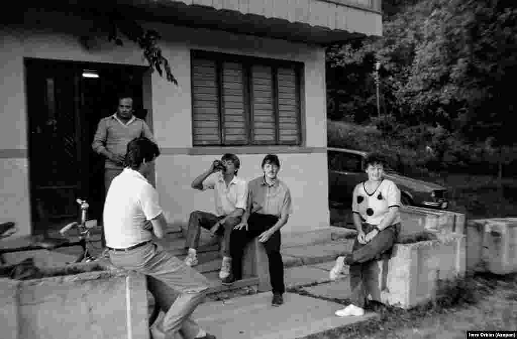 Newly free Romanians enjoy a drink in Baile Seiche in 1990. &nbsp;