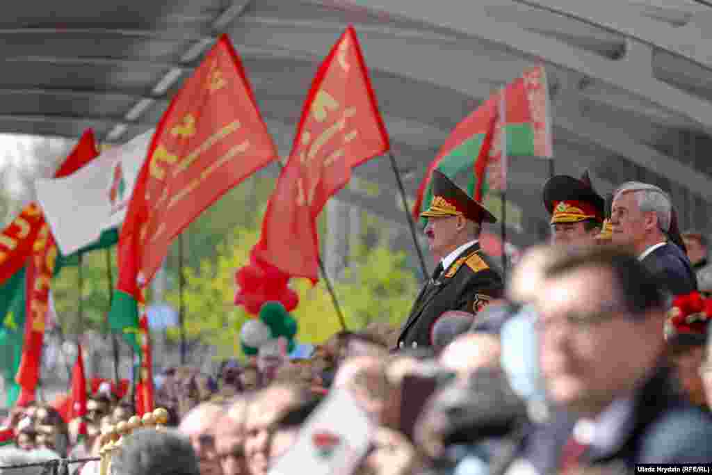 Аляксандар Лукашэнка на парадзе да 75-годзьдзя заканчэньня Другой сусьветнай вайны.&nbsp;Трыбуны для гледачоў былі разьлічаныя на 11 тысяч чалавек, яны былі амаль цалкам запоўненыя. Вельмі мала людзей было ў масках. Большасьць амбасадараў краінаў Эўразьвязу не прыйшлі на парад у Менску. Паводле афіцыйных дадзеных, на 9 траўня ў Беларусі выявілі яшчэ 951 выпадак каранавірусу і прызналі яшчэ 5 сьмерцяў