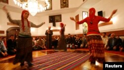 Türkiýe, alewiler namaz wagtynda ybadat edýärler. Stambul, 3-nji aprel, 2008. 