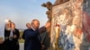 Президент Росії Володимир Путін запалює свічку на відкритті пам'ятника князеві Олександру Невському в селі Самолва, неподалік Пскова, 11 вересня 2021 року