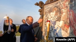 Путин на открытии памятника Александру Невскому в Псковской области (архивное фото)