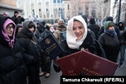 დემონსტრანტები დიპლომებით საქართველოს პარლამენტთან, ამ დროს შენობაში „ქართული ოცნება“ მიხეილ ყაველაშვილს ირჩევს