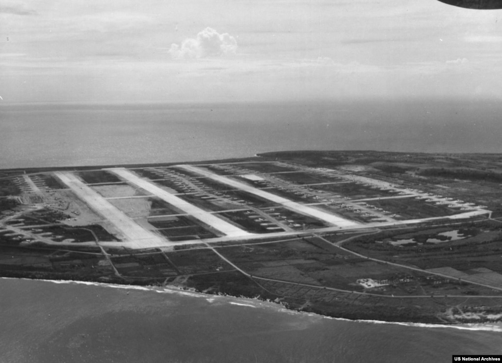 Aerodromi në ishullin Tianian më 1945.Pas marrjes së Tianianit, një fushatë masive e ndërtimit që përfshinte vendosjen e pistave me kilometra të gjata u ndërtuan nga koralet e thyera.