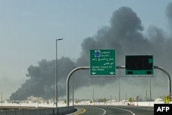 Дим піднімається з порту Джебель-Алі після повідомлення про іранський удар у Дубаї , ОАЕ, 1 березня 2026 року
