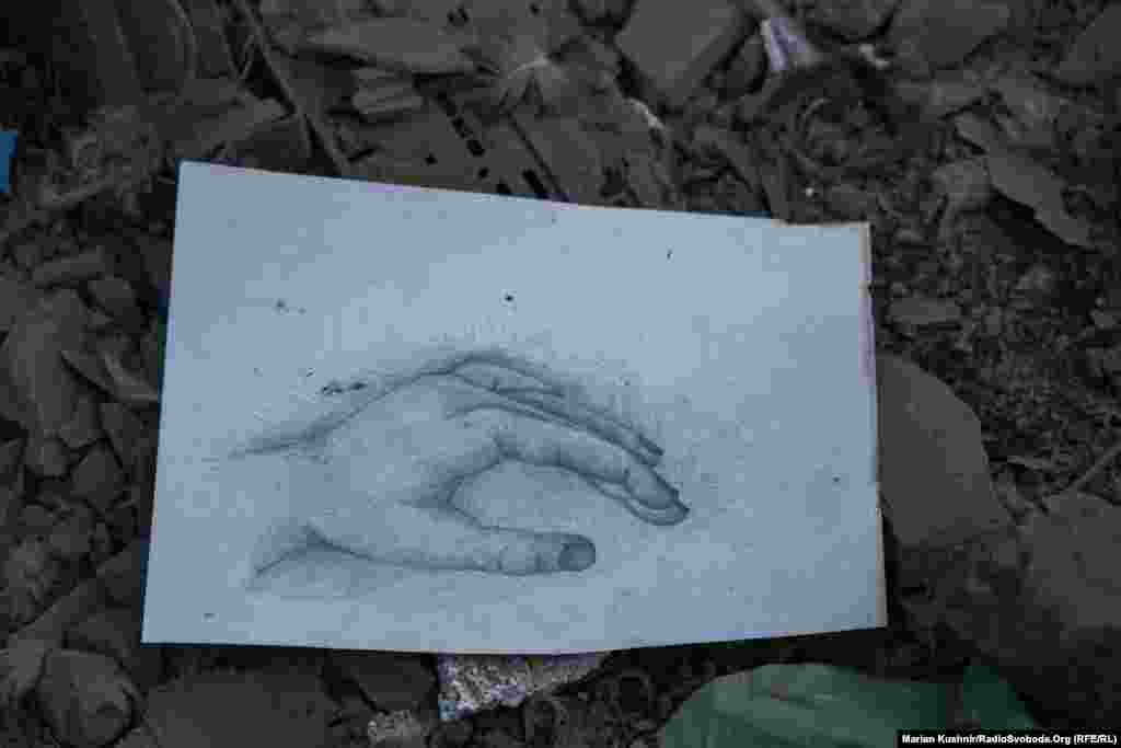 Малюнок посеред руїн