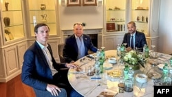 АКШ президентинин кеңешчиси Жаред Кушнер, Ак үйдүн атайын чабарманы Стив Уиткофф жана Омандын тышкы иштер министри Бадр ал-Бусаиди.