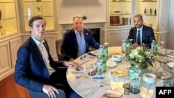 Зліва направо: спецпредставники США Джаред Кушнер і Стів Віткофф та міністр закордонних справ Оману Бадр аль-Бусаїді