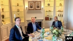 Стив Уиткофф (в центре) с Джаредом Кушнером и главой МИД Омана