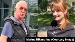 Беларуска Марына Нікандрына і мужчына, які абразіў і ўдарыў яе на вуліцы ў Варшаве