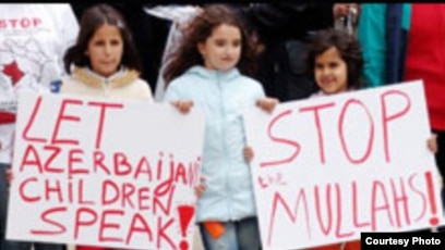 Шұлық пен юбкамен мастурбация жасайды