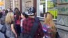 Red ispred jedne od sarajevskih biblioteka na dan besplatnog učlanjenja, 7.maj 2014.