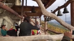 Монах Варсанофий бьет в колокол в монастыре Челтер-Мармара (видео)